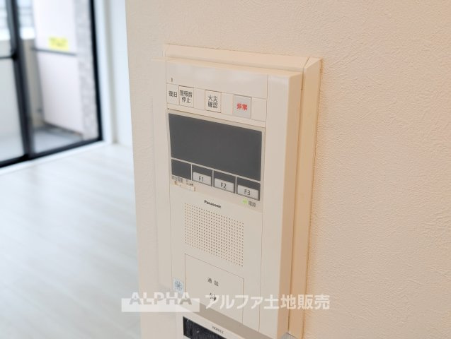 【Color　Monitor　Intercom】　◆カラー付インターホン◆室内から来訪者を確認でき、防犯面にも配慮。突然の来客にも対応しやすい便利な設備です。