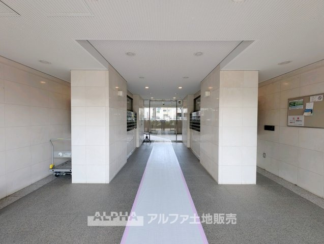【Entrance】　◆エントランス◆住まいの第一印象をつくるエントランス。毎日の行き帰りや来客を迎える、マンションの顔となる共用スペースです。