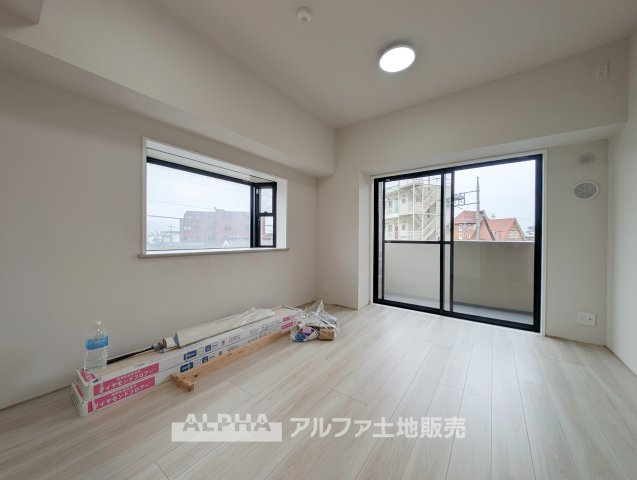 【Bright　Living】　◆リビング◆南西向きの明るさを感じられるLDK。家族が自然と集まり、食事からくつろぎまで心地よく過ごせる空間です。