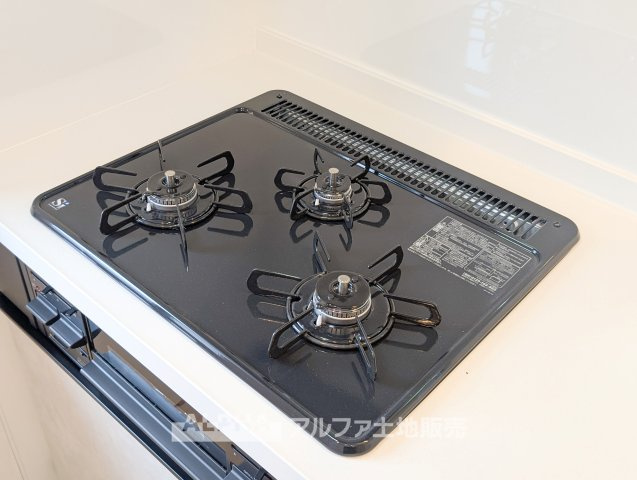 【Gas　Stove】　◆ガスコンロ◆複数の料理を同時に進めやすいコンロスペース。毎日の食事づくりから休日の料理まで幅広く活躍します。