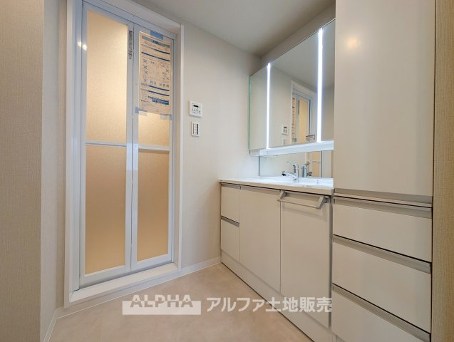 【Wash　Basin】　◆独立洗面台◆身支度に使いやすい独立洗面台。収納スペースも備え、洗面用品を整理しながらすっきりと使用できます。
