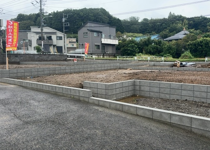 土地の形が極端に長細かったり、狭小地、あるいは道路との高低差がある傾斜地だった場合、後々売ろうとしても買い手がつかない場合もあります。後々、売却することになった時に価値の下がらない土地を選びましょう。
