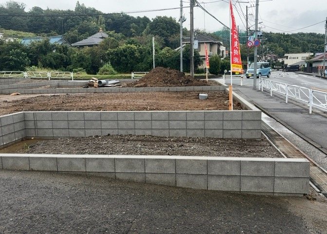 土地の面積＝住宅面積ではありません。建ぺい率の問題などで、土地のある場所によって住宅を建てられる面積は限られています。高さもしかり、「土地」という言葉の中には、建築条件も含まれると考えておきましょう。