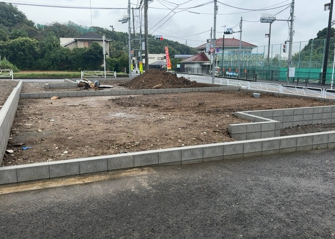 家を建てる場合、方位は要チェックです。現実的に日当たりのよい家ならばリビングは南側、建築基準法でも北側に当たる家への配慮は求められています。土地を見学に行く際は、方位磁針を持って行くようにしましょう。