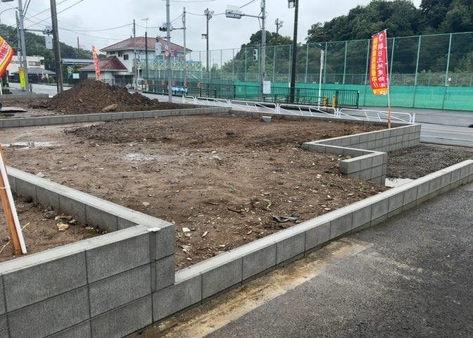 土地を買う際、住む地域の自治体や福祉の補助制度にも注目してみましょう。子供や老人の医療補助やゴミ出しのルールなど、自治体によってルールに大きな違いがあるため、暮らしやすい土地で判断するとよいでしょう。