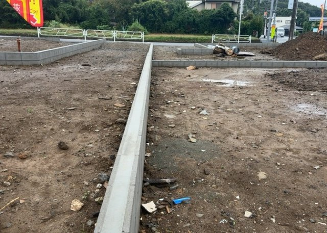土地の前の道路に消火栓が設置されていることがあります。この場合、道路交通法第45条第1項により、駐車禁止の場所が指定されています。そのため、車庫などの駐車スペースをつくることができない場合があります。