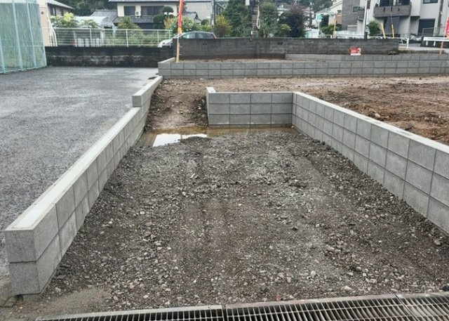 現地に行くなら、物件の周囲の地形がどうなっているかを見ることも大切です。周辺より低くなっている土地では、大雨などで水が集まりやすいため、地盤が弱くなっているということも考えられるため、注意が必要です。