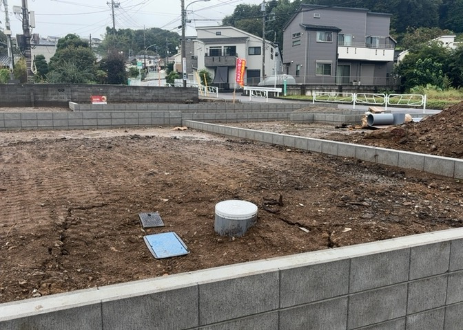 土地購入を検討されている場合、境界杭がない状態で購入してしまうと境界確定測量をする必要があり、費用がかかります。購入の前に、売主、隣土地所有者立ち合いのもと境界を確定し境界杭を設置するのがベストです。