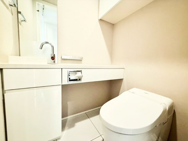 手洗いカウンター付きで衛生的に使えるトイレです！清潔感のある空間で毎日快適にご使用いただけます♪