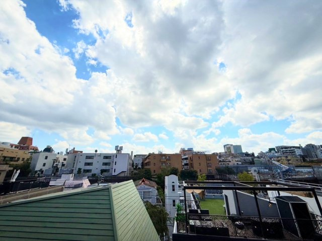 青空が広がる見晴らしの良い開放的な眺望です！前面に高い建物がなく毎日気持ち良い景色を楽しめます♪