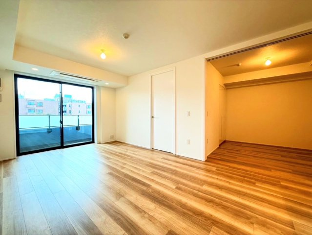 木目調の綺麗なフローリングが印象的なLDKです！家具の配置がしやすく模様替えも楽しめます♪