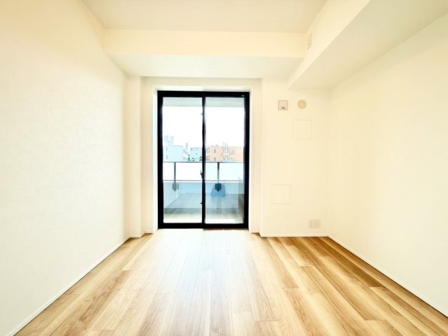 明るい陽光が差し込むシンプルな洋室です！主寝室としても使いやすく快適に過ごせる空間です♪