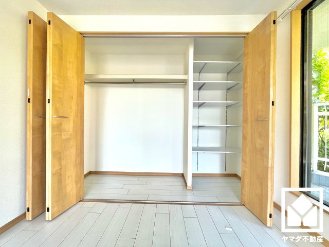 新たに家具を買わなくても良いので、ハンガーパイプ付きのクローゼットは嬉しいですね。棚も複数設置されており、整理整頓がしやすい設計になっています。