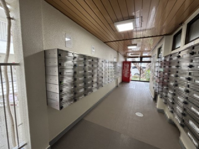 共用部には日常の郵便物受け取りに便利な集合ポストが備わっています。住まいの利便性を支える設備のひとつです。