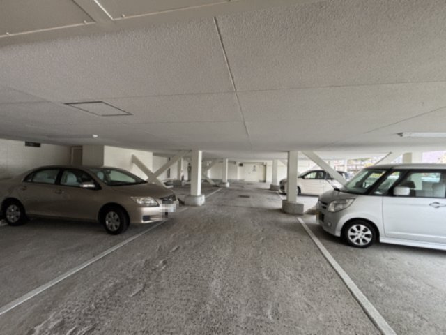 敷地内に駐車場を設置（月額14900円）。重い荷物や雨の日の移動もスムーズで、快適なカーライフを実現。空き状況等の詳細は弊社スタッフまでお気軽にお問い合わせください。