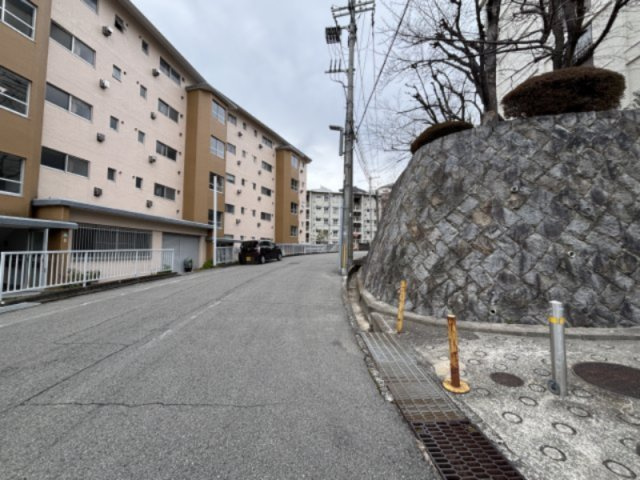 「関西スーパー苦楽園店」まで徒歩5分、「セブンイレブン西宮樋之池町店」まで徒歩6分、「ニシイチドラッグ健康館苦楽園店」まで徒歩7分など、お買い物施設が徒歩圏内に複数あり便利な住環境です。
