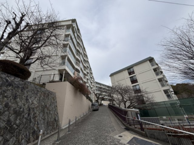 テニスコートや体育館・夏季プールなどが併設された「樋之池公園」まで徒歩9分（約650m）。池を囲う遊歩道なども整備されており、お散歩から本格的な運動まで気軽に楽しめる住環境です。