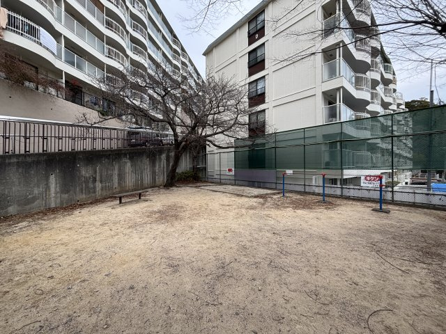 鉄棒や砂場がある「老松台児童遊園」が敷地に隣接しています。園内は死角が少なく親の目が届きやすい環境。徒歩圏内には他にも複数の公園が点在しており、子育て世帯の方にもお勧めです。