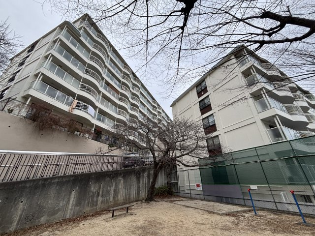国道2号線まで約2.6km。阪神高速道路の芦屋出入口（大阪方面）まで一般道で約3.7km、西宮出入口（神戸方面）まで約3.9kmなど各方面へアクセスしやすく、車での移動にも便利な立地です。