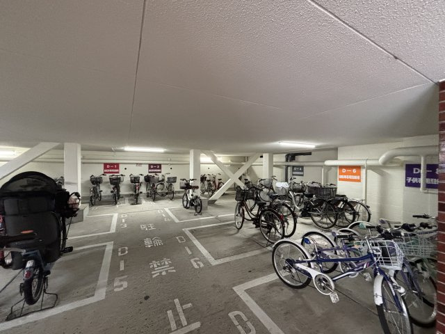 屋根付きの駐輪場を設置。しっかり区画が整理されて動線が確保されており、使い勝手の良い設計です。バイク置き場もございます。