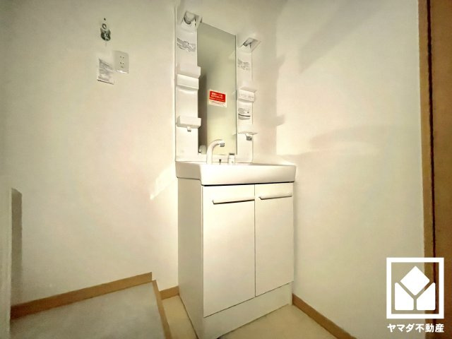 収納付きでスッキリお使い頂ける洗面台です。洗面ボウルが広めなので、忙しい朝でも身支度がしやすく時短になります。