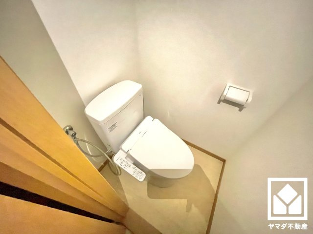 明るく清潔感溢れるトイレです。温水洗浄便座付きで、季節を問わずいつでも温かい便座をお使いいただけます。
