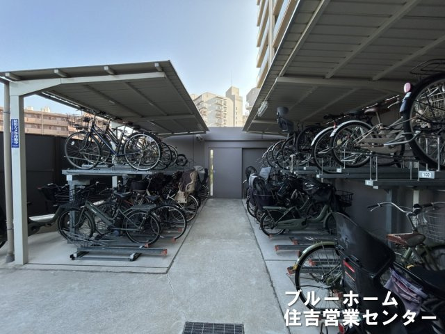 ■屋根付きの駐輪場があります　■自動ドアなので、出入りがしやすい　■防犯カメラがあります