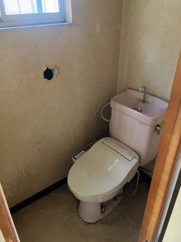 居住用の洋式トイレ。上部に窓があり、自然光が入ります