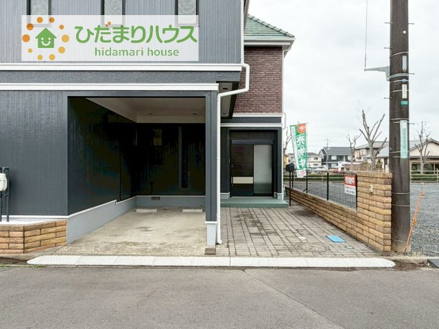 ガレージ完備のゆったりとしたカースペースで、ファミリーカーや軽自動車もラクラク駐車出来ますね♪
