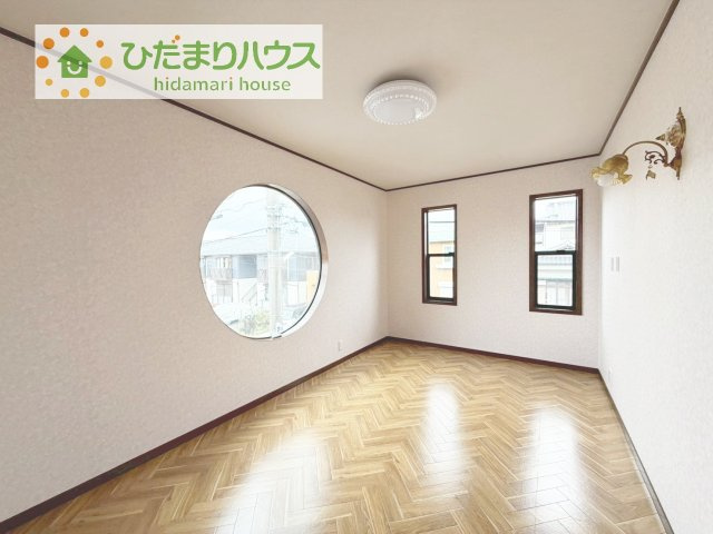 丸い大きな窓がお洒落な洋室です！