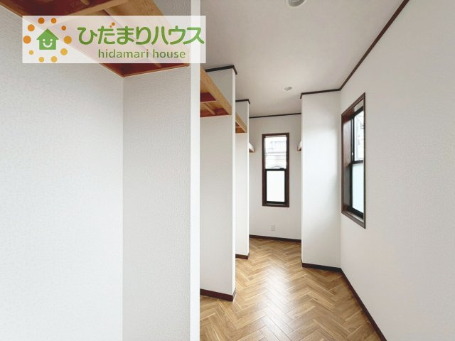 大容量の収納付きなのでお部屋の住空間もスッキリ広々使えそうです(^^)