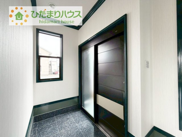 毎日「行ってきます」「ただいま」をいう玄関は明るく光が差し込みます♪