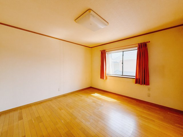 ■2階洋室｜ナチュラルカラーの床です。模様替えなどとても楽しく工夫できます♪陽当たり、風通しもとても良いので毎日快適な生活スタートです！子供部屋にも良いですね♪