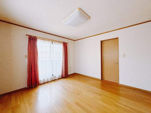 ■2階洋室｜2階洋室には大きな窓をご用意しています。日中はあたたかな日差し差し込み自分時間も充実できますね＾＾