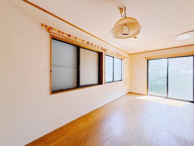 ■リビング｜大きい窓からあたたかいたっぷりの光が入ります♪開放的な空間で毎日をもっと快適に(*＾＾*)