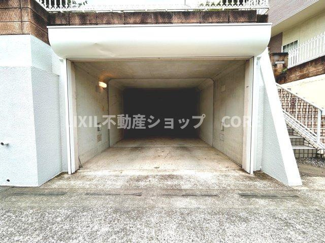 大切なお車を雨風や紫外線から守れる地下車庫付きのお家になります。ぜひ一度現地でご覧ください。