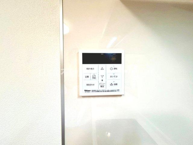 お風呂はボタンひとつで一定量の湯を浴槽に張ったり、保温や追い焚きをすることができる便利な機能付