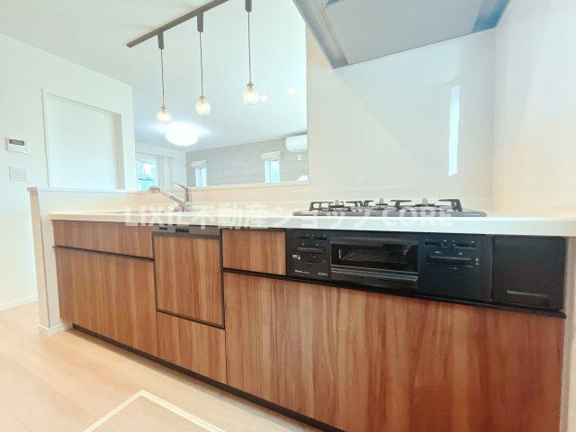 沢山の調理器具や調味料が収納でき、大きな流しもついてます　毎日のお料理が楽しみです！　