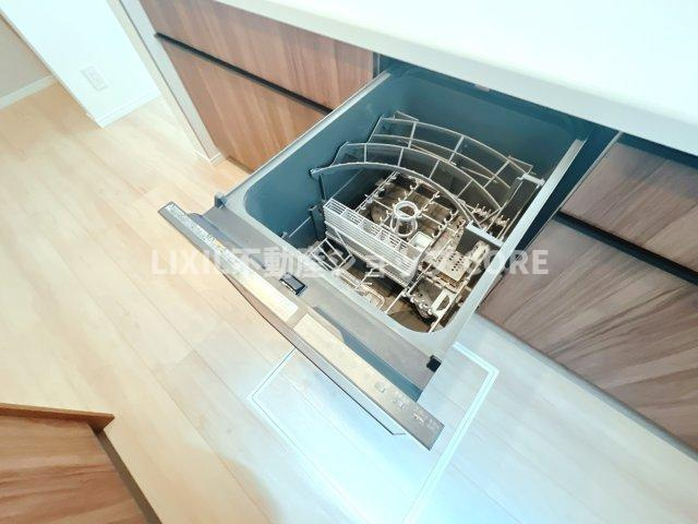 食器洗乾燥機付きで家族の食器もピカピカ。忙しい奥様には欠かせないアイテムのひとつ！！　