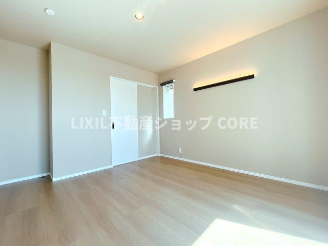 床材や建具は家具にも合わせやすい落ち着いた色合いになっております　