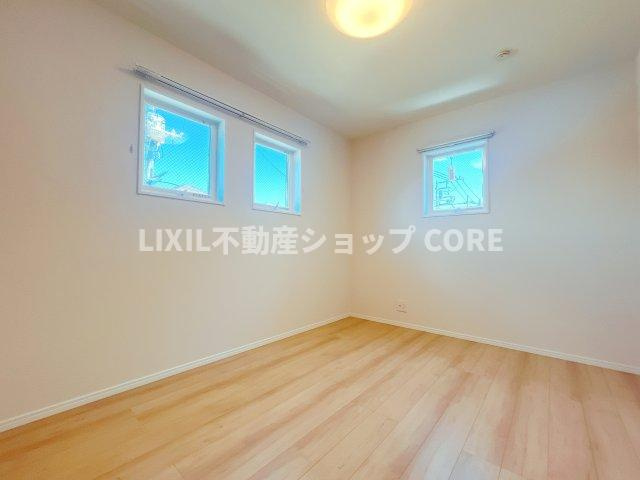 大きな窓からは快適な光を取り入れ、通気性能を上げる事で居心地の良い空間を演出します。　