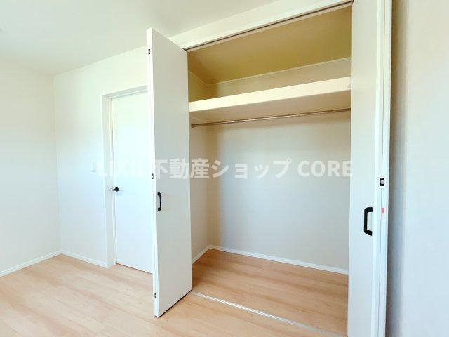 普段着やスーツはもちろんのこと、コート類などもしっかり掛けられます。　