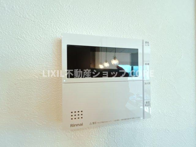 お風呂はボタンひとつで一定量の湯を浴槽に張ったり、保温や追い焚きをすることができる便利な機能付　