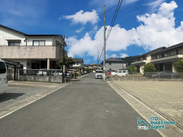 前面道路幅員約6m！見通しもよく、車庫入れも安心です