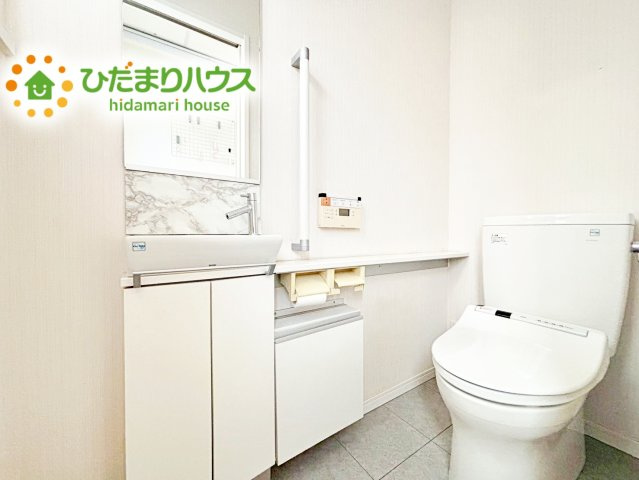 白を基調としたトイレは、インテリア次第でどんな空間になるかワクワクしますね♪