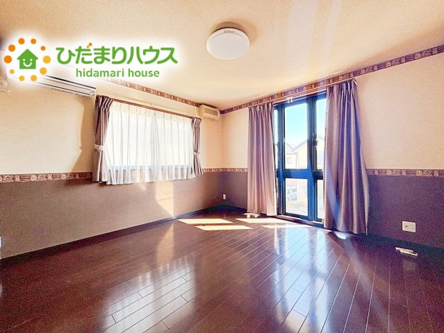 バルコニーに面していて、たっぷり光りの入る明るい主寝室です！