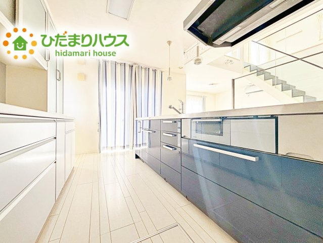 スッキリしていて、調理スペースも広い“システムキッチン。使いやすい動線が確保できるので、お料理するのも楽しくなりますね♪