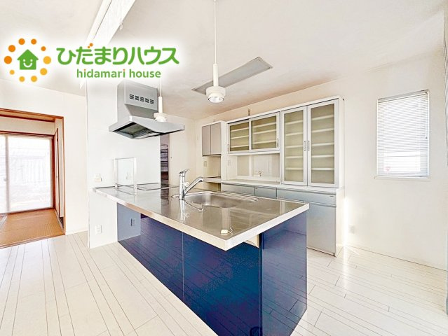 料理をしながらでも、ご家族との会話を楽しめる対面式キッチン♪