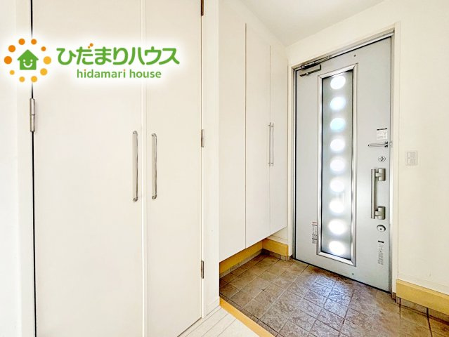 天井までの高さがあるタップリ玄関収納、姿見・小引き出し付きなのも便利