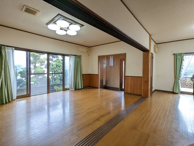 天井が高く、開放的な空間の洋室です。作業スペースとしてや家族の団欒スペースとして重宝します。